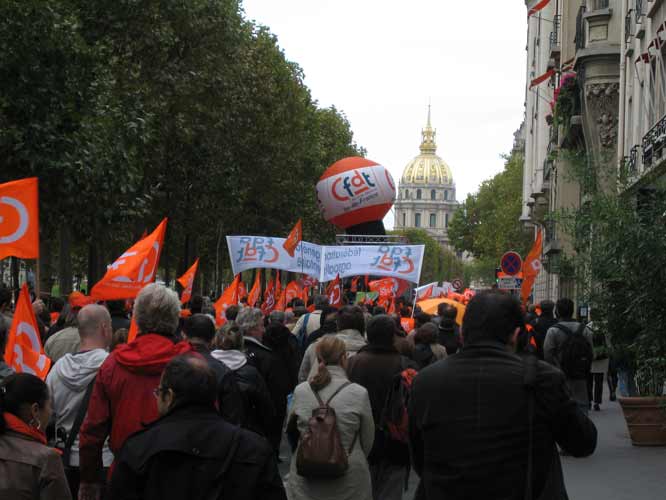 La marée orange approche des Invalides le 19 octobre 2010.